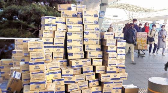 신종 코로나바이러스 감염증(우한 폐렴) 여파로 마스크 품귀 현상이 이어지고 있는 5일 오후 인천국제공항 1터미널에서 마스크 상자가 쌓여 있다. [뉴시스]