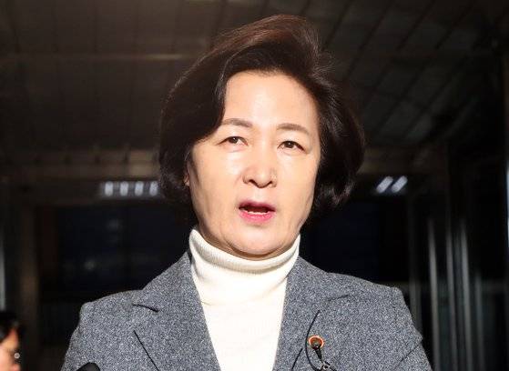 추미애 법무부 장관이 5일 정부과천청사로 출근하며 기자의 질문에 답하고 있다. [연합뉴스]