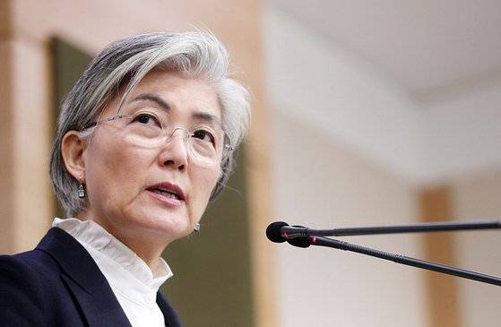 강경화 외교부 장관이 6일 오전 서울 도렴동 외교부 청사에서 열린 내신기자회견에서 취재진 질문에 답하고 있다. [뉴시스]