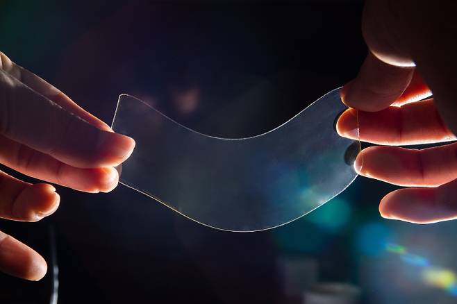 한국생산기술연구원이 개발한 플렉시블 하드코팅 신소재로 만든 폴더블 스마트폰 디스플레이용 커버윈도. [사진 제공 = 한국생산기술연구원]