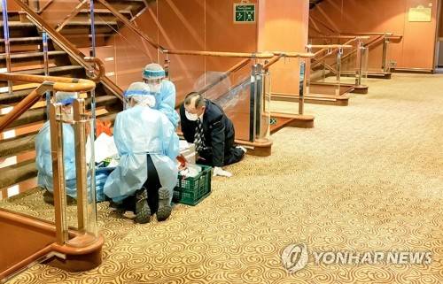 검역작업 받는 크루즈선 '다이아몬드 프린세스' (요코하마 로이터=연합뉴스) 신종 코로나바이러스 감염자가 발생해 일본 요코하마 항에 접안하지 않고 외항에 정박한 대형 크루즈선 '다이아몬드 프린세스'의 8층 데크에서 4일 검역작업이 이뤄지고 있다. jsmoon@yna.co.kr