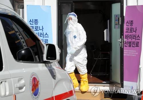 분주한 선별진료소 의료진 (서울=연합뉴스) 최재구 기자 = 국내에서 신종코로나 바이러스 감염증 환자가 추가 발생한 6일 서울 동대문 국립중앙의료원 선별진료소에서 의료진이 분주히 움직이고 있다. 2020.2.6 jjaeck9@yna.co.kr