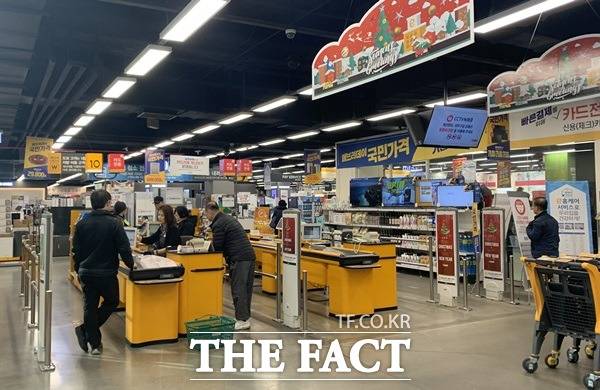 이마트 마포공덕점에 국내 23번째 신종 코로나 확진자 방문에 따라 임시 휴업을 결정했다. 사진은 이마트 마포공덕점 내부. /이민주 기자