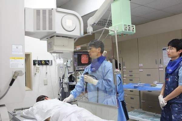 췌장은 다른 장기에 깊숙이 파묻혀 있어 일반적인 복부 초음파검사로 잘 관찰되지 않을 수 있다. 이런 경우에는 내시경 초음파 등 다른 검사방법을 고려하게 된다. 고대안암병원 소화기내과 이홍식 교수가 췌담도내시경으로 췌장의 이상여부를 살펴보고 있다(사진=고대안암병원).