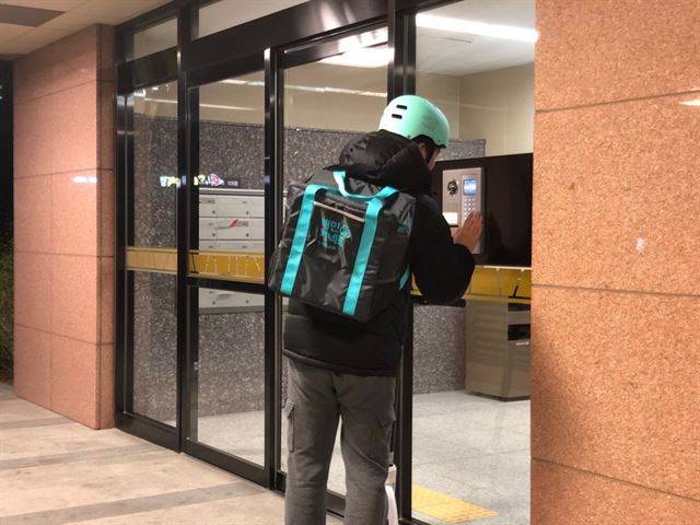 ‘배달의 민족 커넥트’로 등록한 본보 기자가 지난달 30일 킥보드를 타고 서울 서대문구 한 아파트에 음식을 배달하고 있다. 커넥트 기사들은 업체에 3만원을 내고 빌린 민트색 헬멧과 업체 로고가 새겨진 배낭, 배지 등을 반드시 착용해야 한다.