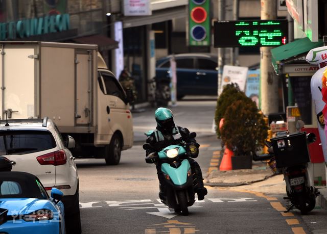 ‘배달의 민족’ 라이더(배달기사) 이모씨가 지난달 22일 민트색 오토바이를 타고 서울 강남구 골목길을 지나고 있다. 고영권 기자
