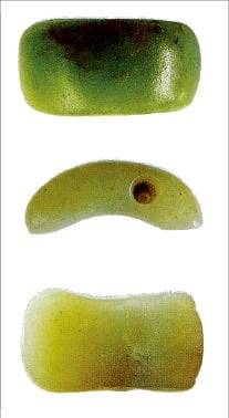 중국 홍산문화 유적지에서 발견된 황옥으로 제작된 옥누에 공예품(왼쪽).