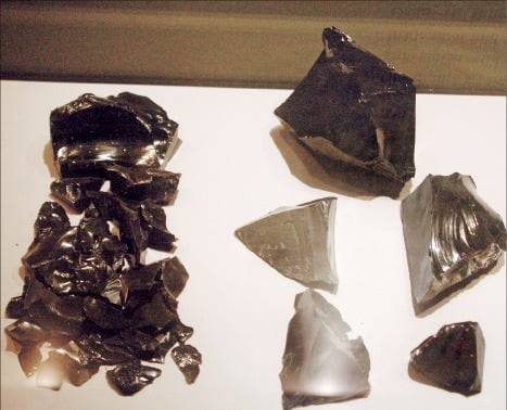 강원 양양의 오산리에서 출토된 흑요석. 백두산 지역에서 유입된 것으로 추정된다.