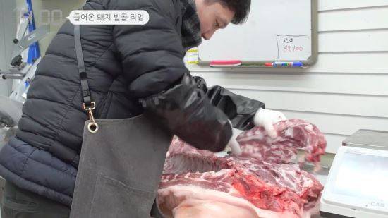 지난 1일 서울 방화동 방신시장의 한 정육점에서 정무송(35)씨의 동료가 돼지고기 정형 작업을 하고 있다. 차인선 PD
