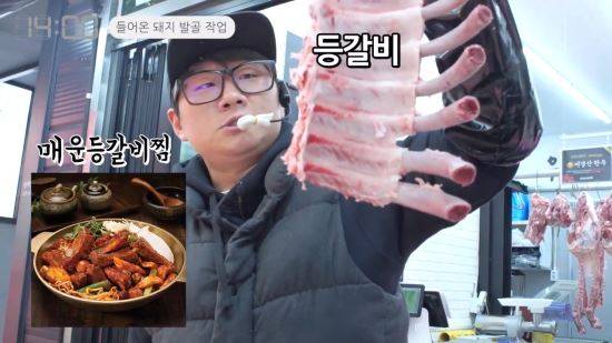 지난 1일 서울 방화동 방신시장의 한 정육점에서 정무송(35)씨가 돼지고기 부위를 설명하고 있다. 차인선 PD