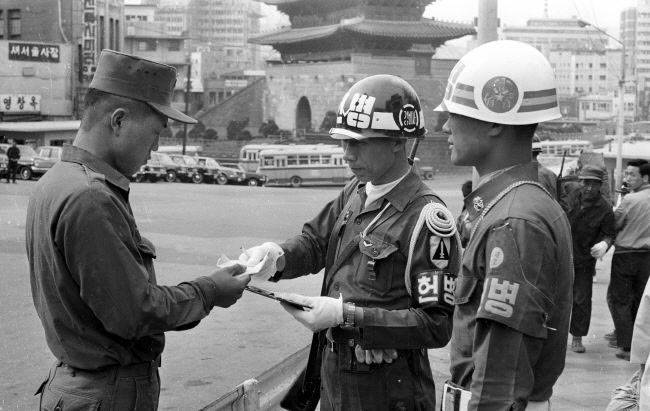 1970년 서울 시내에서 휴가 나온 병사의 휴가증을 검사하고 있는 헌병의 모습 [출처=국방일보]