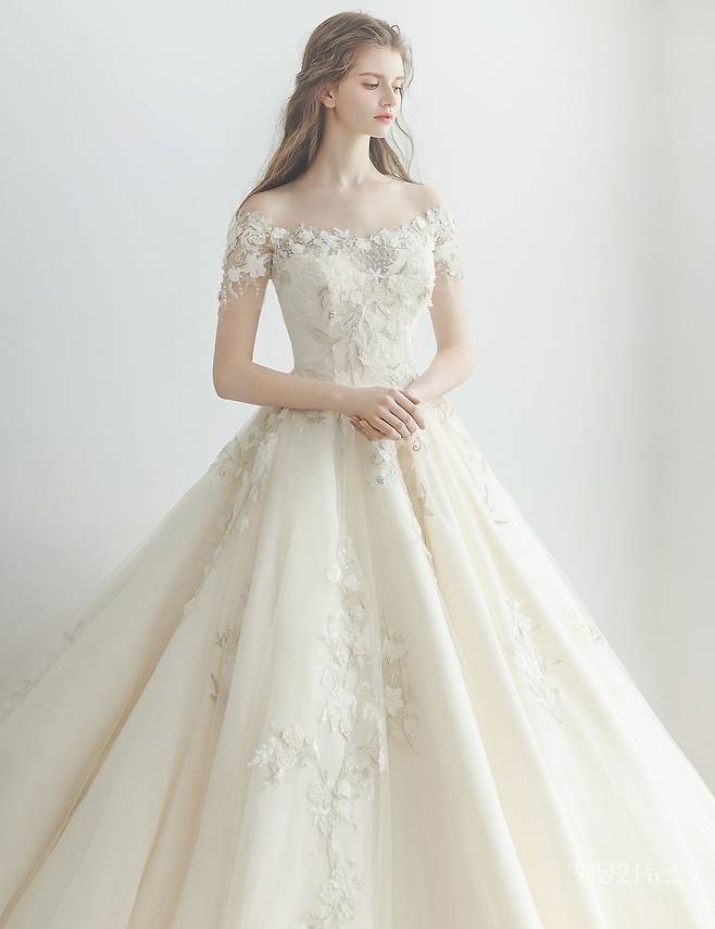 사진 : 웨딩드레스 브라이덜 수지, 포토그래퍼 유창환(앤유스튜디오), 헤어 설영 메이크업 오유진(살롱드로쉬), 모델 매니, 제품협찬 디바이디