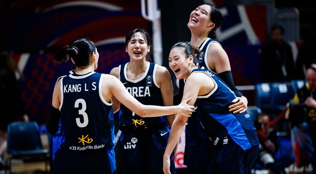 한국 여자농구 대표팀이 지난 8일(한국시간) 세르비아 베오그라드에서 열린 ‘2020 도쿄올림픽’ 최종예선 2차전에서 영국을 82-79로 누른 후 기뻐하고 있다. /사진=국제농구연맹
