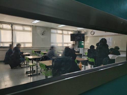 (서울=연합뉴스) 계승현 기자 = 9일 오전 서울 중구의 한 토익(TOEIC) 시험장 고사실에서 응시생들이 시험을 준비하고 있다. 이 고사장에는 25명 중 7명이 응시했다.