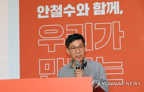 강연하는 진중권 전 교수 (서울=연합뉴스) 하사헌 기자 = 진중권 전 동양대 교수가 9일 오후 서울 영등포구 하이서울유스호스텔 대강당에서 열린 안철수신당(가칭) 중앙당 창당발기인대회 사전행사에서 "무너진 정의와 공정의 회복"을 주제로 강연하고 있다. 2020.2.9 toadboy@yna.co.kr
