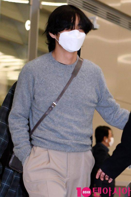 그룹 방탄소년단(BTS)(RM, 슈가, 진, 제이홉, 지민, 뷔, 정국)&nbsp; 뷔가 10일 오후 미국 그래미 어워즈 공연 및 CBS 토크쇼 코든쇼 마치고 인천국제공항을 통해 입국하고 있다.