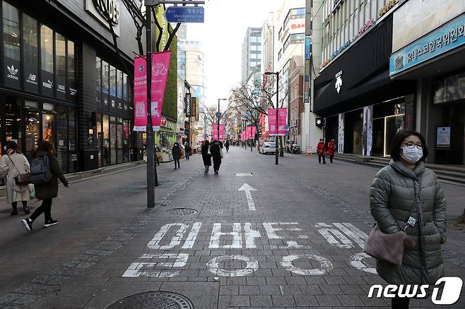 신종 코로나바이러스 감염증(우한폐렴) 확산이 우려되는 9일 서울 중구 명동 거리가 한산하다. 2020.2.9/뉴스1 © News1 이승배 기자