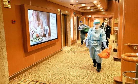 4일 일본 방역당국 관계자들이 크루즈 선내를 바쁘게 오가는 모습을 승객이 촬영했다. [AP=연힙뉴스]