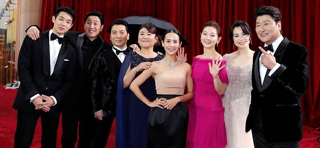 The cast of “Parasite” poses on the red carpet during the Oscars arrivals at the 92nd Academy Awards in Hollywood, Los Angeles, California, on Monday. (Reuters-Yonhap)
