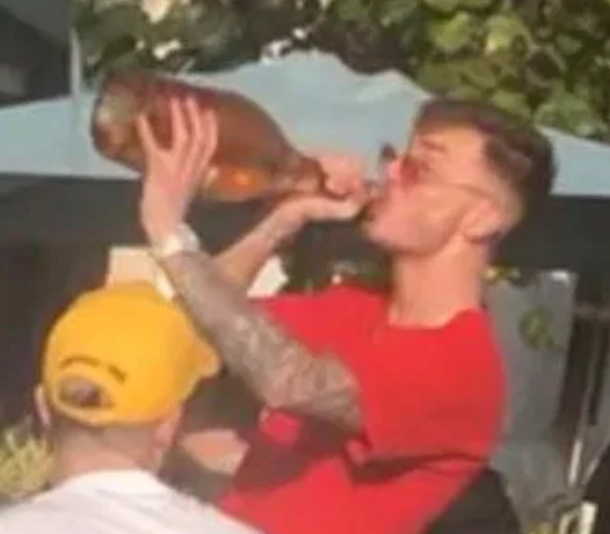 레스터 시티 미드필더 제임스 매디슨이 겨울휴식기 기간 파티를 하며 술을 먹는 모습. /사진='더 선' 보도화면 캡처