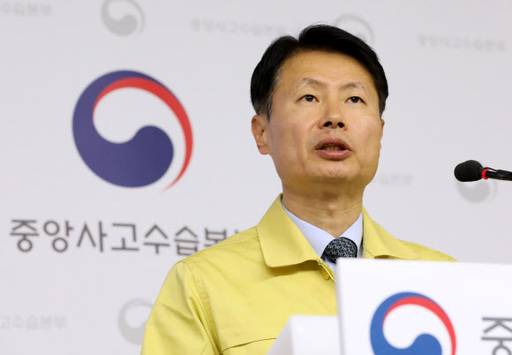 김강립 중앙사고수습본부 부본부장이 10일 오전 정부세종청사에서 신종 코로나바이러스 감염증(신종 코로나) 대응 현황과 3차 우한 교민 이송 계획 등을 브리핑 하고 있다. (사진=뉴시스)