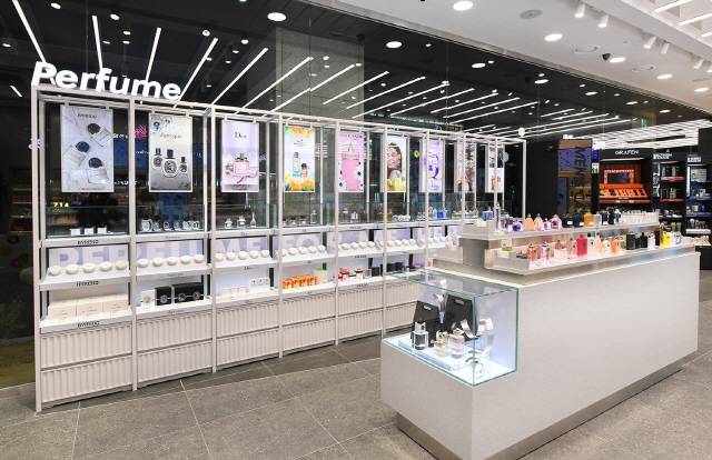 올리브영 홍대에 마련된 향수 존/사진제공=CJ올리브영