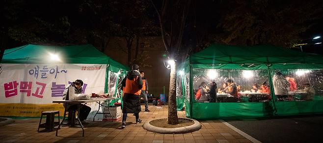 ⓒ시사IN 신선영헝겊원숭이운동본부 등에서 격주로 진행하는 ‘맘마미아 푸드트럭’이 지난해 11월19일 경기도 군포시 한 공원에 차려졌다.