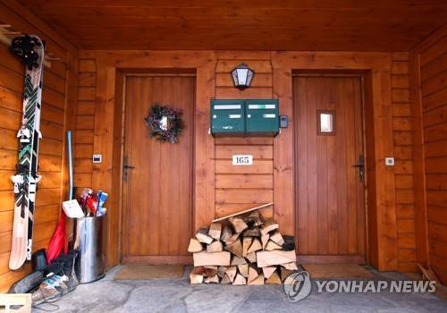 싱가포르 행사에 참석한 영국인으로부터 신종코로나 2차 감염이 일어난 프랑스 스키리조트 오두막의 8일 모습 [로이터=연합뉴스]