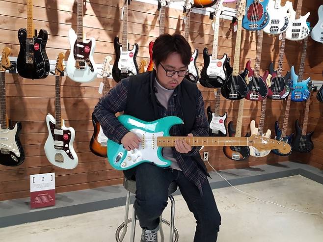 기타네트 매장에서 펜더 빈테라 스트라토캐스터를 시연하고 있는 박주원.