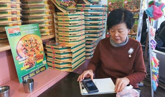 영화 '기생충' 속 기택(송강호 분)네가 작당 모의를 할 때 배경으로 등장한 피잣집. 정은혜 기자