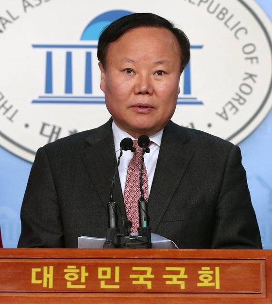 자유한국당 '국민과 함께하는 2020 희망공약개발단' 총괄단장인 김재원 정책위의장이 5일 오전 국회 정론관에서 보건안전공약을 발표하고 있다. [연합뉴스]