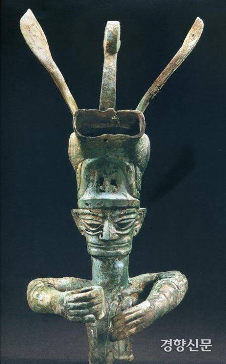 남아있는 높이 40.2㎝, 길이 23.3㎝, 폭 20㎝, 무게3.046㎏인 청동상. 출토된 청동상은 각기 다양한 형태의 헤어스타일과 얼굴을 자랑하고 있다.