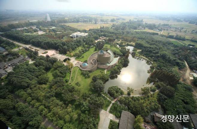 삼성퇴 유적 전경. 멀리서 보면 찬란하게 빛나는 세 개의 금성이 고운 조각달과 어우러진 느낌을 준다. 그래서 이곳의 경관을 ‘삼성반월퇴(三星伴月堆)’라 한다.