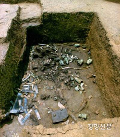 1986년 7월18일 오후 삼성퇴에 조성된 벽돌공장 노동자 2명이 곡괭이질을 하다가 흙이 덮여있던 큰 칼 모양의 옥석을 발견했다 이 발굴을 계기로 삼성퇴 문화의 진면목이 드러났다..