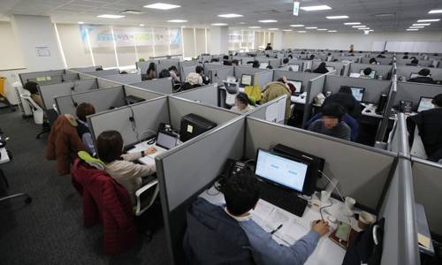 11일 오후 서울 영등포구 질병관리본부 1339콜센터에서 상담원들이 상담업무를 보고 있다. 사진공동취재단