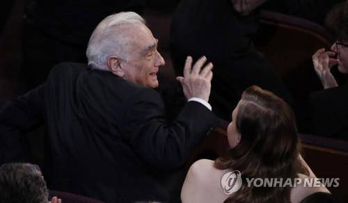 봉준호 감독상 수상 소감에 화답하는 스코세이지 (EPA=연합뉴스) 마틴 스코시지 감독이 9일(현지시간) 미국 로스앤젤레스 할리우드 돌비극장에서 열린 아카데미 시상식에서 자신에게 경의를 표한 봉준호 감독의 수상소감에 화답하고 있다. 2020.2.11