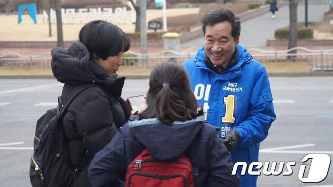 4.15총선에서 더불어민주당 후보로 종로에 출마하는 이낙연 전 총리가 12일 오전 서울 종로에서 출근길 시민들과 인사를 나누고 있다. (이낙연SNS) 2020.2.12/뉴스1 © News1 박세연 기자