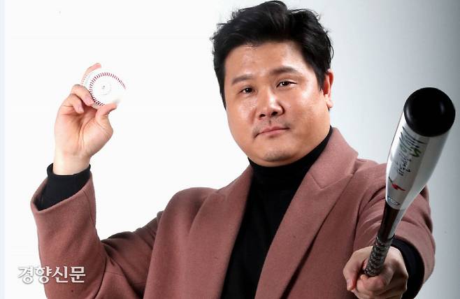 SBS 금토드라마 <스토브리그>에서 야구선수 출신 프런트 장우석 역을 맡은 배우 김기무가 지난 7일 경향신문과의 인터뷰에 앞서 사진촬영을 하고 있다. 김기남 기자