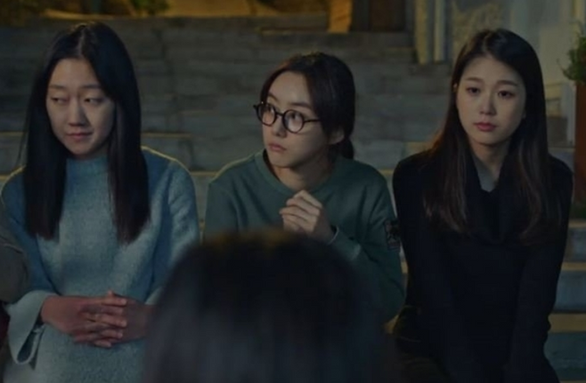 드라마 '도깨비'에 출연한 신인배우 고수정(오른쪽 첫번째)이 지병으로 사망했다. /사진=드라마 '도깨비' 캡처