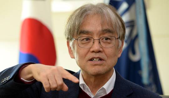 최재경 고등과학원장이 지난 10일 서울 동대문구 청량리동 고등과학원(KIAS) 2층 원장실에서 “선행학습이 횡행하는 나라에선 창의성이 꽃필 수 없고, 그런 나라는 진정한 선진국으로 가는 길이 요원할 수밖에 없다”고 강조하고 있다. 곽성호 기자