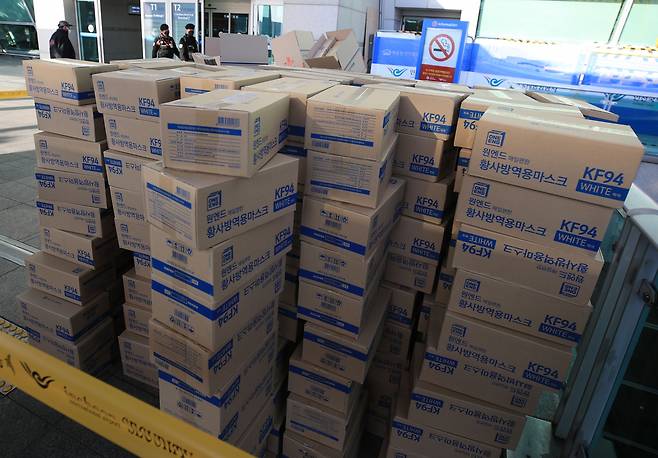최근 신종 코로나바이러스 감염증이 확산되는 가운데 지난 6일 인천 중구 인천국제공항 여객터미널에서 대량의 마스크를 택배 상자에 옮겨 담는 이른바 ‘박스갈이’ 행위를 관계당국이 통제하고 있는 모습. 사진은 기사 내용과 관련이 없음. [연합]