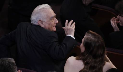 마틴 스코세이지 감독(왼쪽)이 지난 9일(현지시간) 미국 캘리포니아주 로스앤젤레스의 할리우드 돌비 극장에서 열린 92회 아카데미 시상식에 참석해 영화 ‘기생충’으로 감독상을 받은 봉준호 감독의 감사 인사에 손사래를 치고 있다. 로스앤젤레스=EPA연합