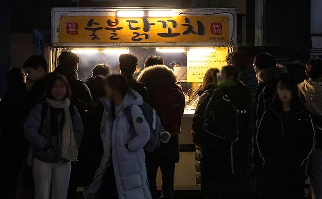 ⓒ시사IN 조남진학원 수업을 마친 학생들이 대치동 학원가에서 닭꼬치를 먹기 위해 기다리고 있다.