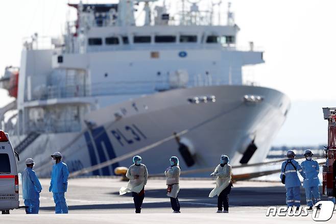 11일 수십 명의 승객이 코로나바이러스 양성 판정을 받은 다이아몬드 프린세스 유람선이 정박하고 있는 인근 크루즈 터미널에서 의료진이 일하고 있다. © 로이터=뉴스1 © News1 윤다혜 기자
