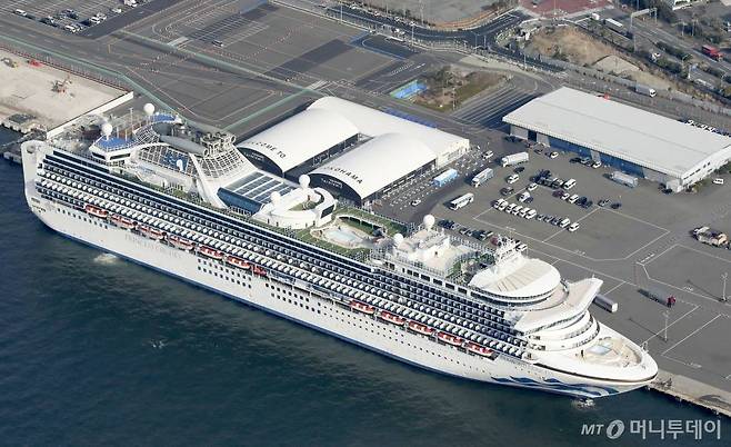 [요코하마=AP/뉴시스]일본 요코하마항에 12일 대형 유람선(크루즈) '다이아몬드 프린세스'호가 정박해 있다. 항구에는 대기하고 있는 구급차들의 모습도 보인다. 일본 정부는 이날 해당 크루즈에서 39명의 신종 코로나바이러스 감염증 확진자가 나왔다고 밝혔다. 이로써 크루즈 내 확진자는 174명으로 늘었다. 2020.02.12.