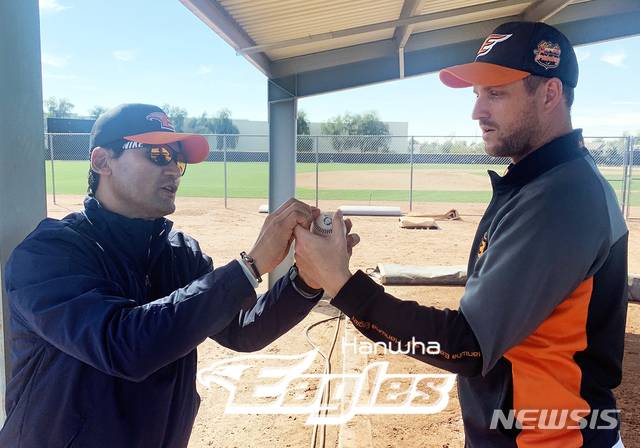 [서울=뉴시스] 13일(한국시간) 미국 애리조나 피오리아에서 진행 중인 한화 이글스 스프링캠프에 방문한 박찬호(왼쪽)가 투수 채드 벨에게 변화구 그립에 대해 조언하고 있다. (사진 = 한화 이글스 제공)