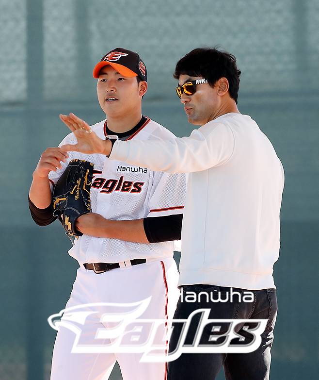 ▲ 한화 이글스 투수 김민우(왼쪽)-박찬호. ⓒ한화 이글스