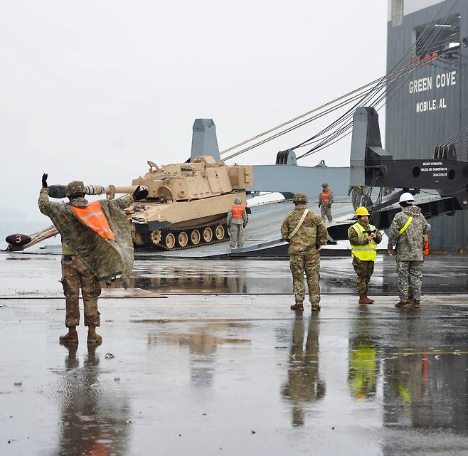 미국 육군 제1사단 예하 제2전투여단(단검 여단)의 M109 팔라딘자주포가 전남 광양항에서 하역되고 있다. [사진 미8군]