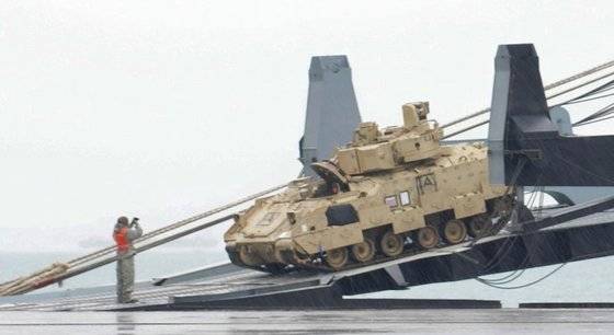 단검 여단의 M2 브래들리 장갑차가 13일 오전 전남 광양항에서 하역되고 있다. [사진 미8군]