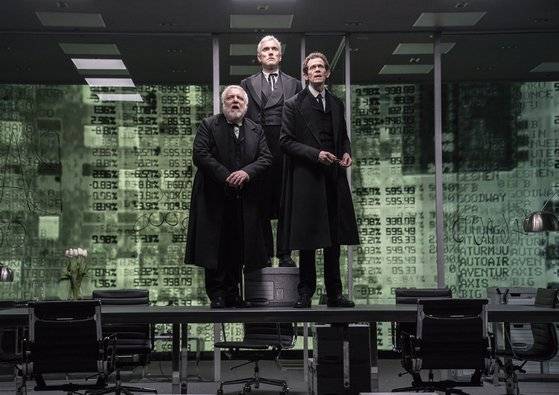 연극 '리먼 트릴로지'. Adam Godley, Simon Russell Beale and Ben Miles in The Lehman Trilogy at the National TheatreA co-production with Neal Street Productionsby Stefano Massiniadapted by Ben Power Production teamDirectorSam MendesSet DesignerEs DevlinCostume DesignerKatrina LindsayVideo DesignerLuke HallsLighting DesignerJon ClarkMusic and SoundNick PowellMovementPolly Bennett        Photo by Mark Douet